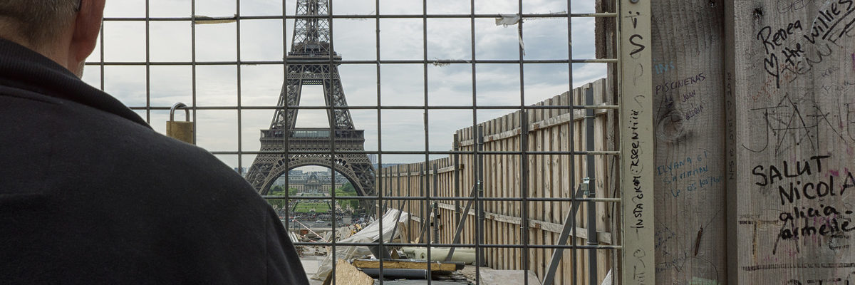 eiffelturm, paris, frankreich, weltausstellung, stahl, stahlbau, stahlpfeiler, tourismus, architektur, reisen, reiseziel, baustelle, bauzaun, beobachter, nieten, vernieten, bauwer, stadt der liebe, liebe, konstruktion, stahlkonstruktion, sehenswrdigkeit