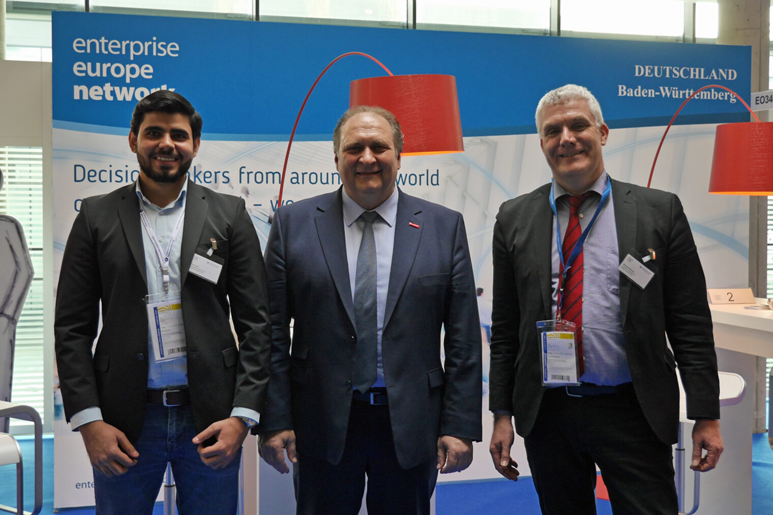 Der Präsident des ZDH, Hans Peter Wollseifer, besucht den Stand des Enterprise Europe Network auf der R+t 2018 in Stuttgart.