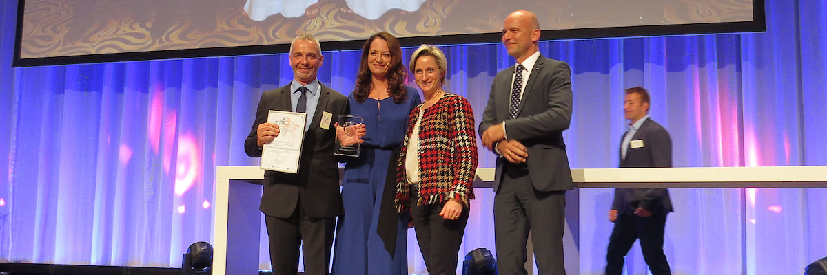 MetallArt gewinnt den GlobalConnect award 2016: von links Geschäftsführer MetallArt Johannes Schmid, Moderatorin Natalia Wörner, Wirtschaftsministerin Nicole Hoffmeister-Kraut, Sponsor Coface Thomas Götting
