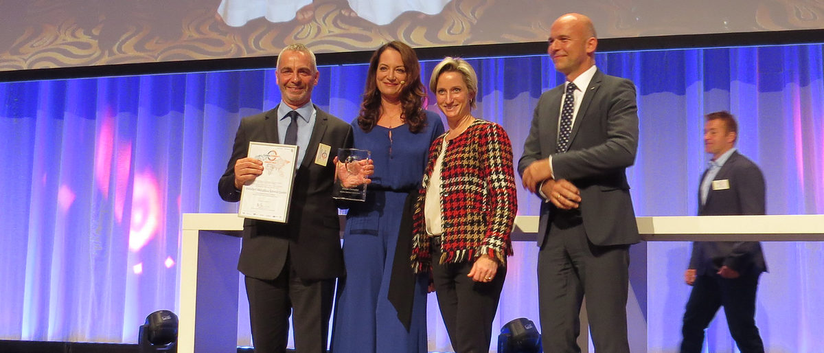 MetallArt gewinnt den GlobalConnect award 2016: von links Geschäftsführer MetallArt Johannes Schmid, Moderatorin Natalia Wörner, Wirtschaftsministerin Nicole Hoffmeister-Kraut, Sponsor Coface Thomas Götting MetallArt gewinnt den GlobalConnect award 2016: von links Geschäftsführer MetallArt Johannes Schmid, Moderatorin Natalia Wörner, Wirtschaftsministerin Nicole Hoffmeister-Kraut, Sponsor Coface Thomas Götting