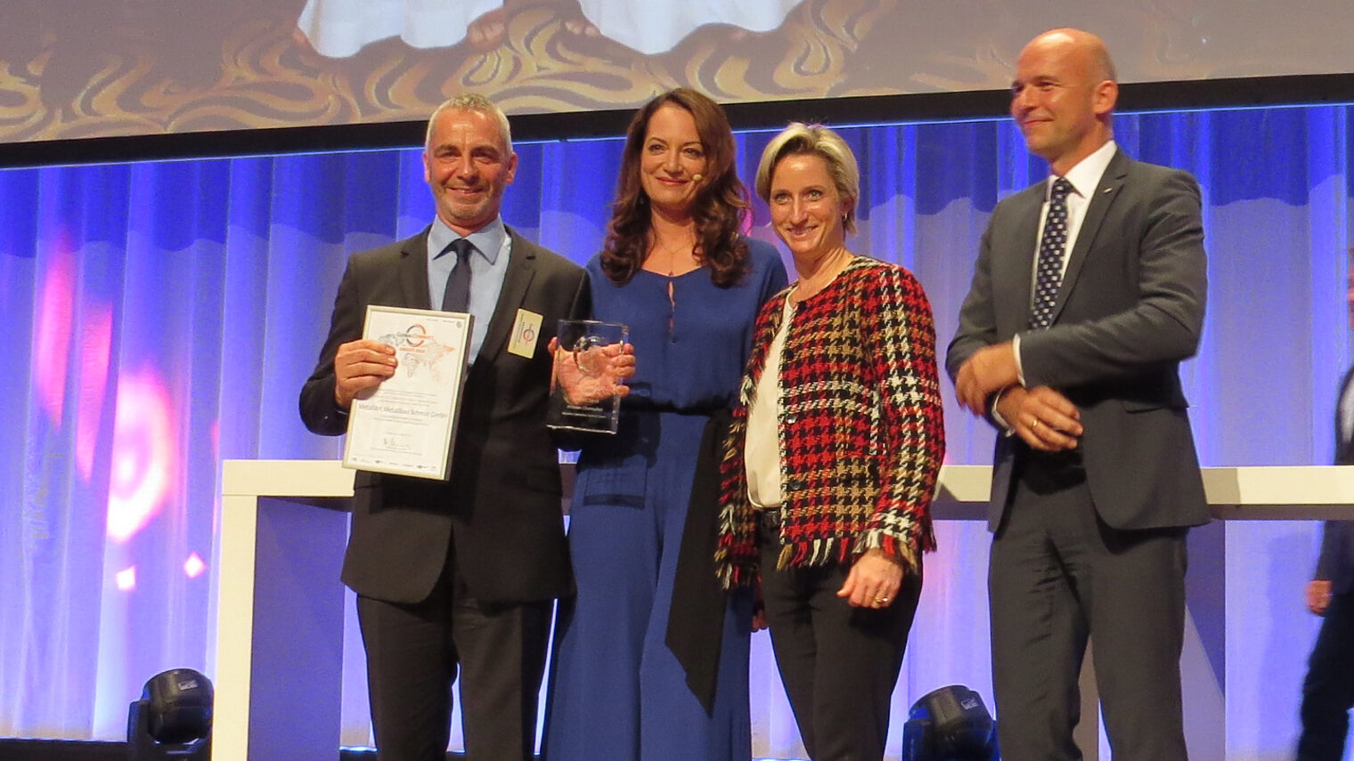 MetallArt gewinnt den GlobalConnect award 2016: von links Geschäftsführer MetallArt Johannes Schmid, Moderatorin Natalia Wörner, Wirtschaftsministerin Nicole Hoffmeister-Kraut, Sponsor Coface Thomas Götting