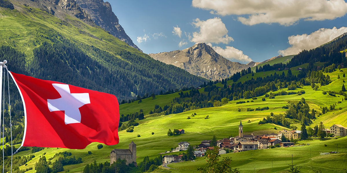 Schweiz_Flagge_Berge_switzerland-Titel_montiert_kast_Pixabay