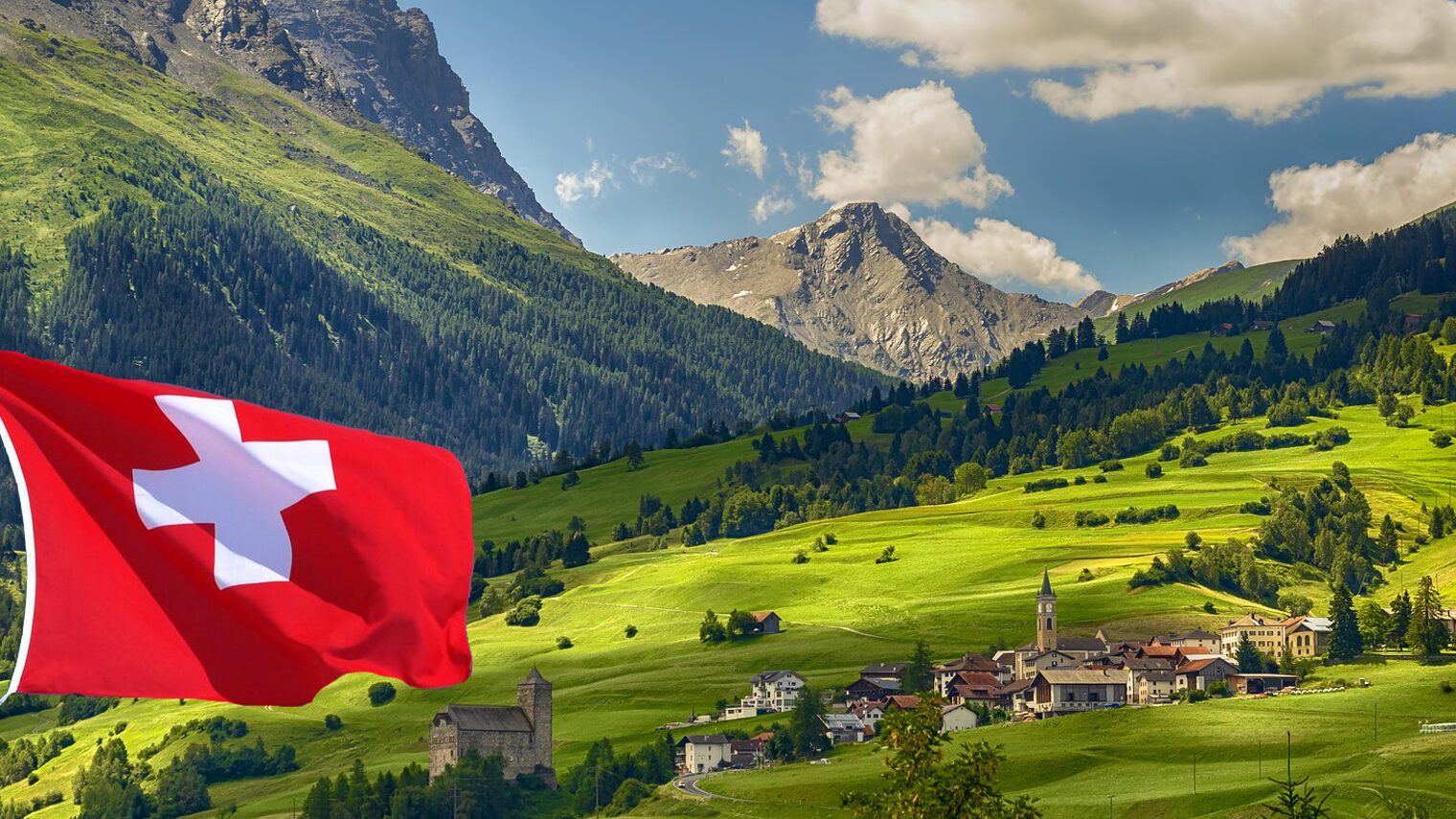 Schweiz_Flagge_Berge_switzerland-Titel_montiert_kast_Pixabay