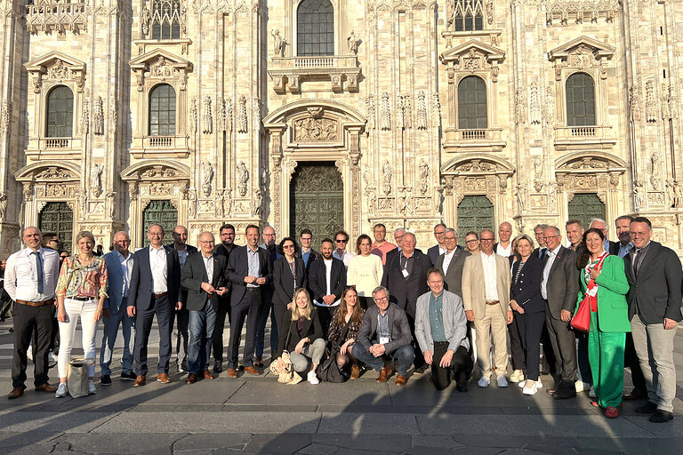 Gruppenbild Mailand Dom Handwerksdelegationsreise Lombardei 2023